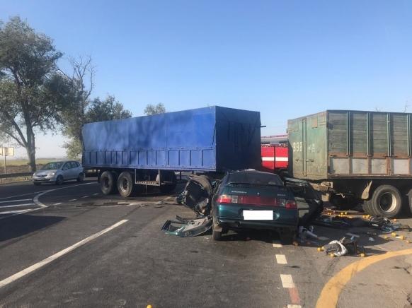 «Десятка» протаранила КамАЗ на трассе «Дон» под Батайском